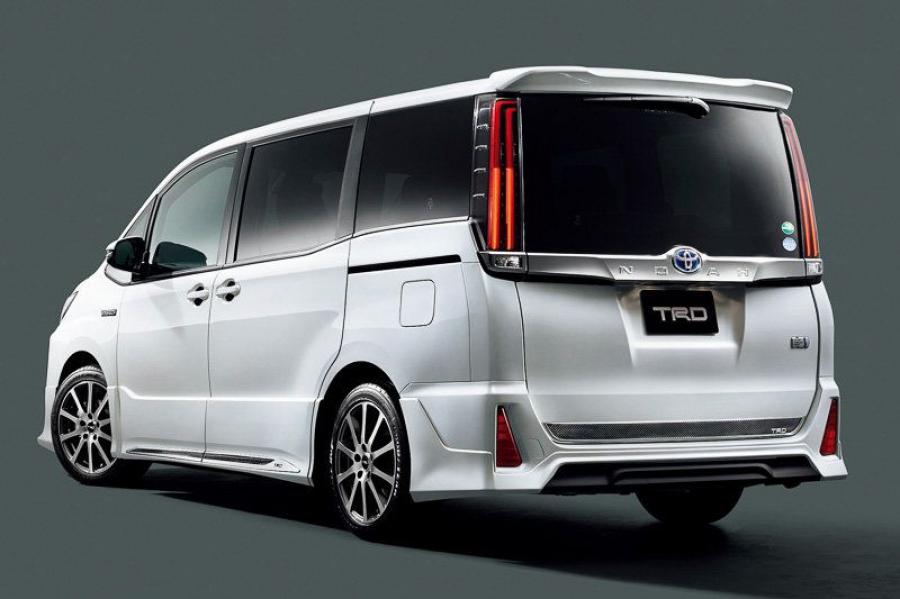  Toyota Noah by TRD 2017 года  (фото 4 из 10)